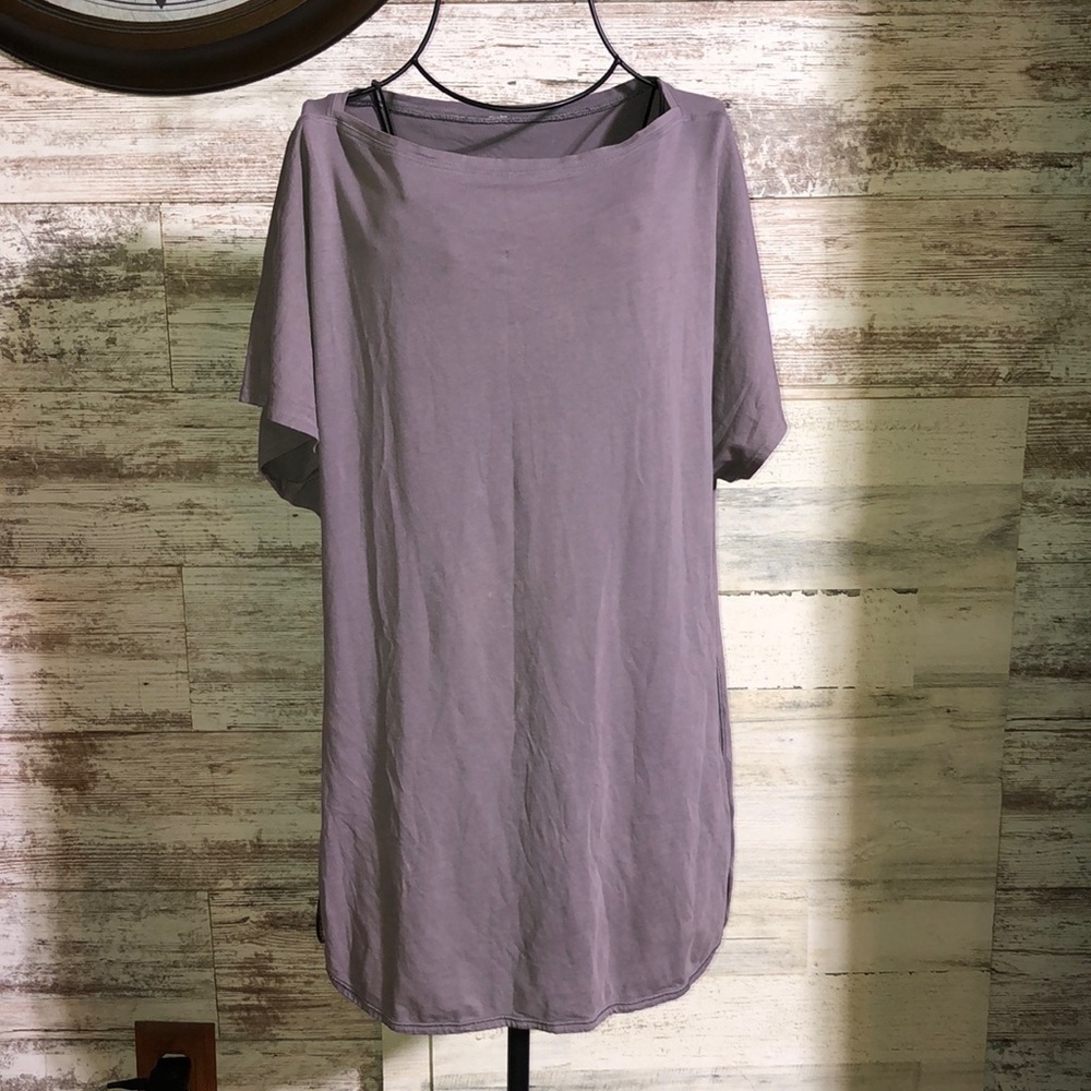 Lululemon lavender purple top slit sides active wear everyday wear size …​​